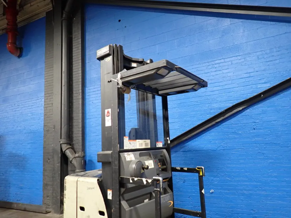 Crown 3000 Lbs Electric Order Picker - Sp3505-30