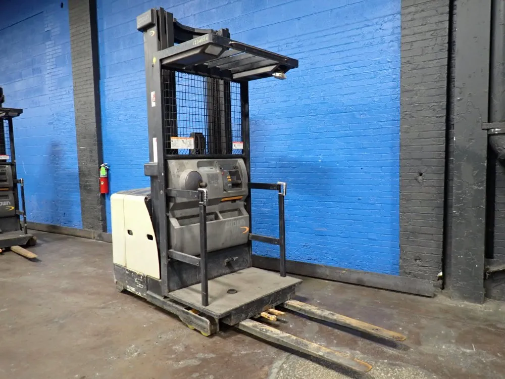 Crown 3000 Lbs Electric Order Picker - Sp3505-30