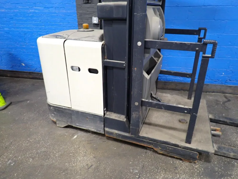Crown 3000 Lbs Electric Order Picker - Sp3210-30