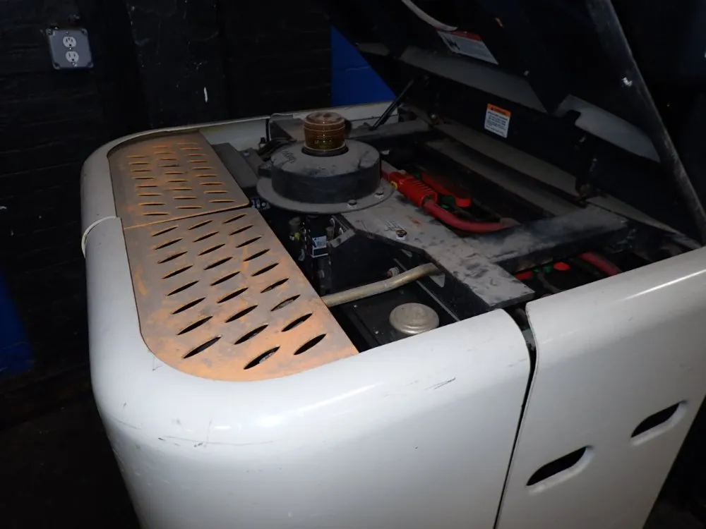 Crown 3000 Lbs Electric Order Picker - Sp3210-30