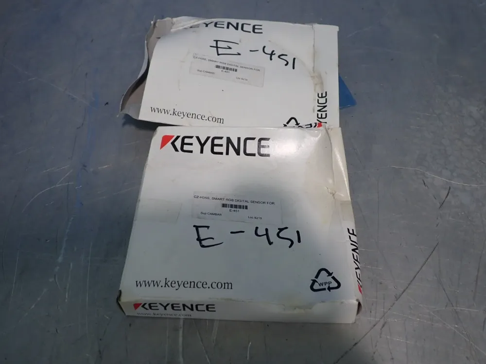 Keyence Lot Of 2 Sensor Head - Cz-h35s
