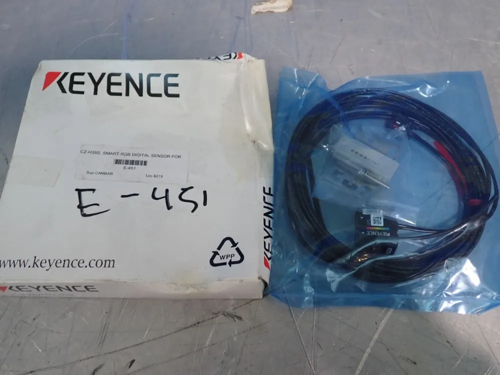 Keyence Lot Of 2 Sensor Head - Cz-h35s