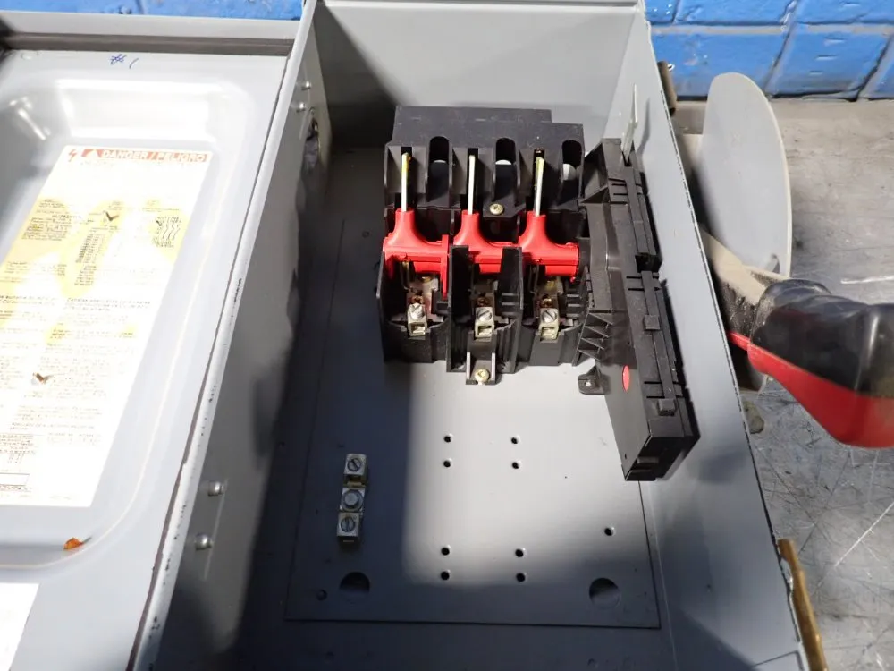 Square D 60 Amps Non Fusible Disconnect - Hu362awk