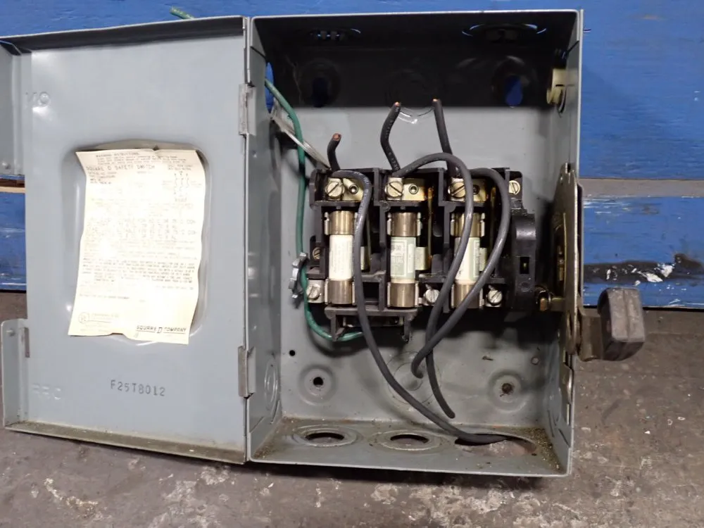 Square D 30 Amp / 240 Vac Fusible Disconnect - D321n