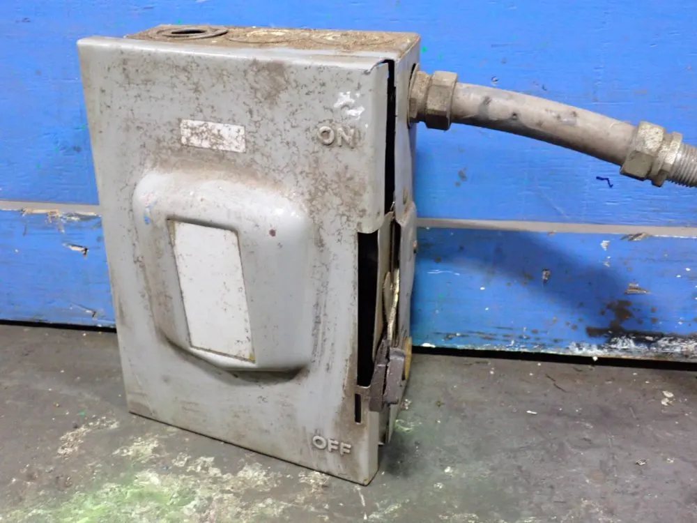 Square D 30 Amp / 240 Vac Fusible Disconnect - D321n