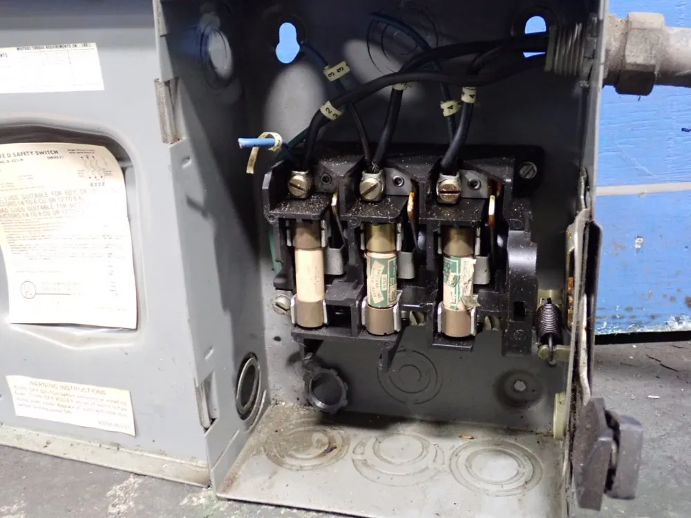 Square D 30 Amp / 240 Vac Fusible Disconnect - D321n