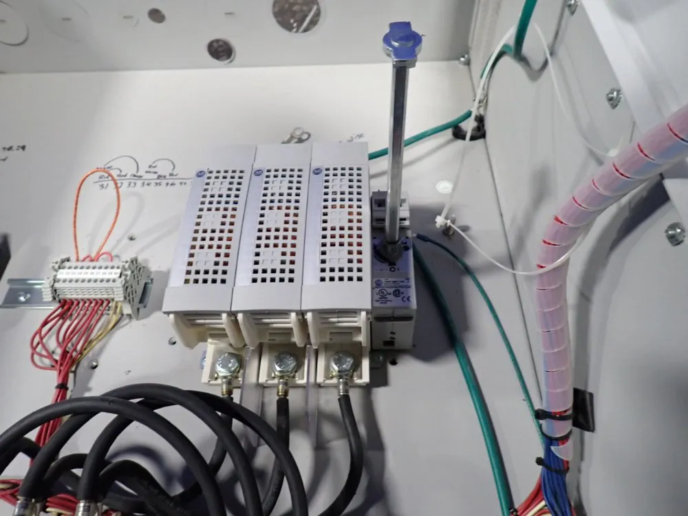 Allen-bradley Ac Drive W/ Fused Disconnect - 23c-d105a10dnnbannlr