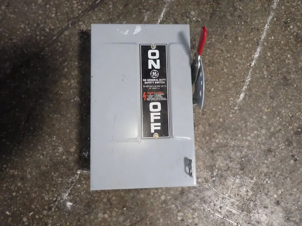 General Electric 30 Amps Fusible Disconnect - Tg3221