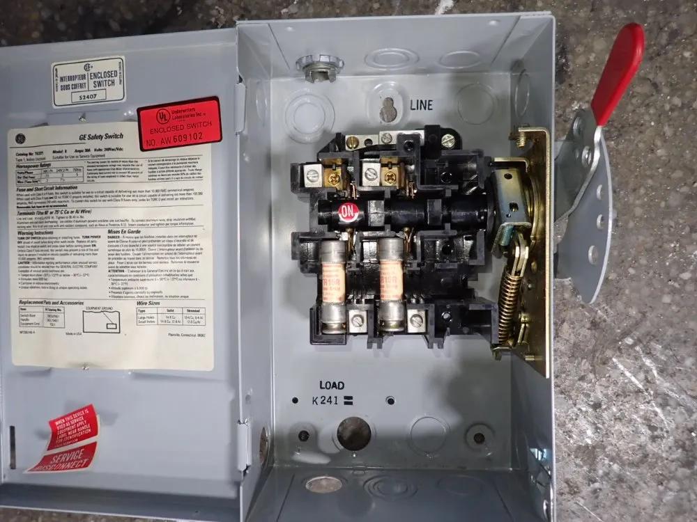 General Electric 30 Amps Fusible Disconnect - Tg3221