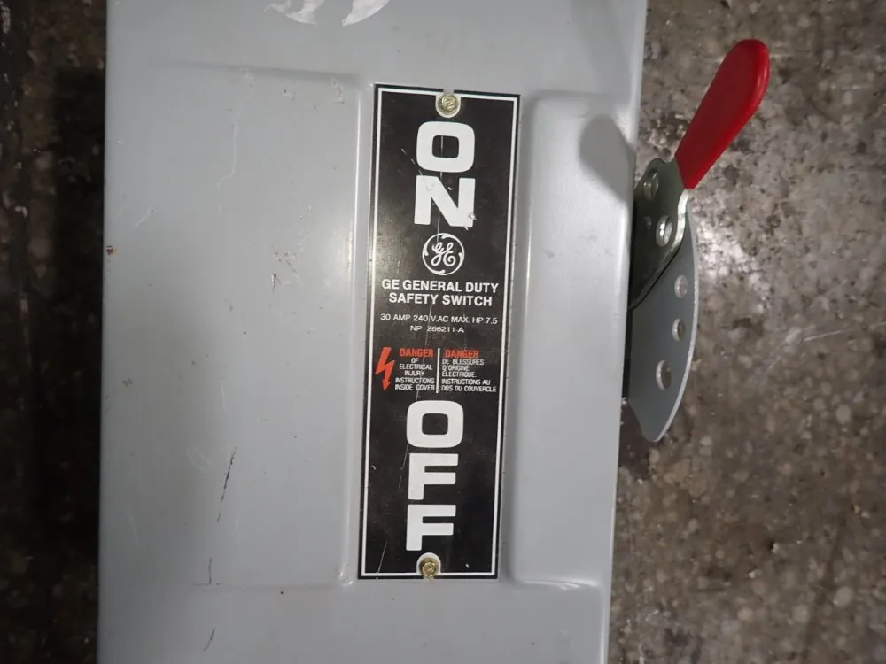 General Electric 30 Amps Fusible Disconnect - Tg3221