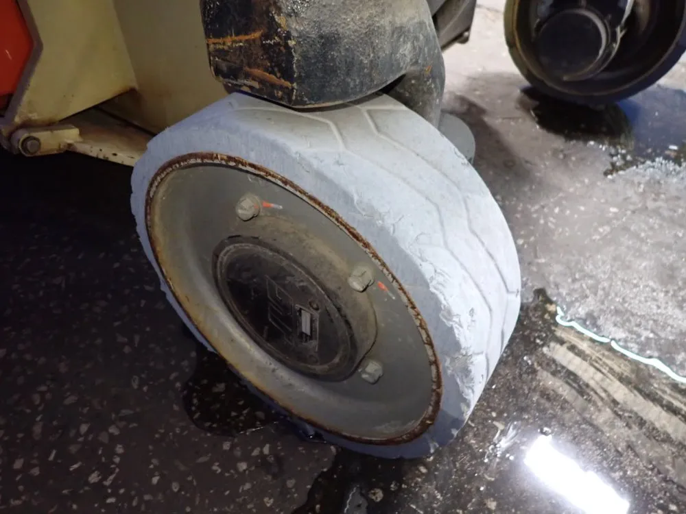 Jlg 700 Lbs Scissor Lift - 3246es