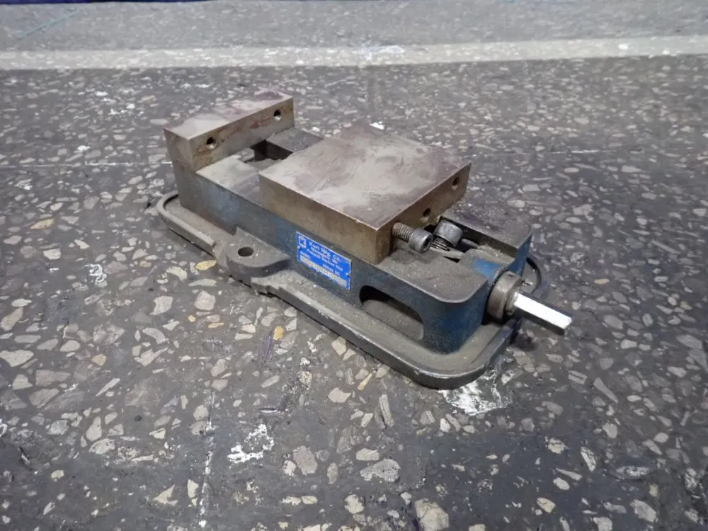 Kurt Manufacturing 6" Vise - D60