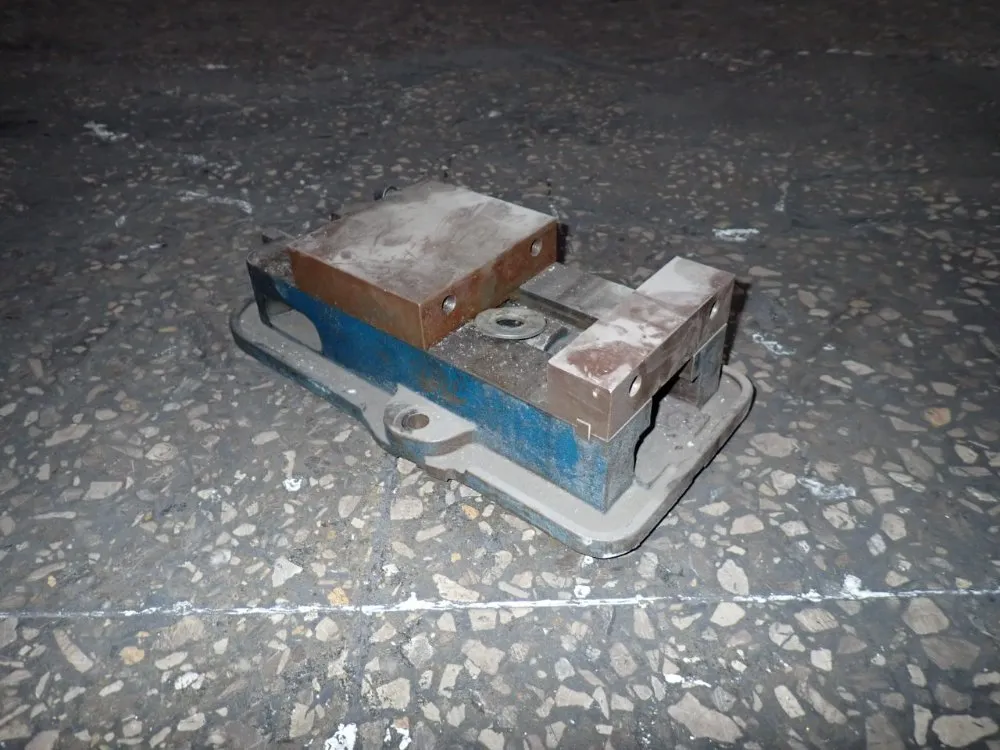 Kurt Manufacturing 6" Vise - D60