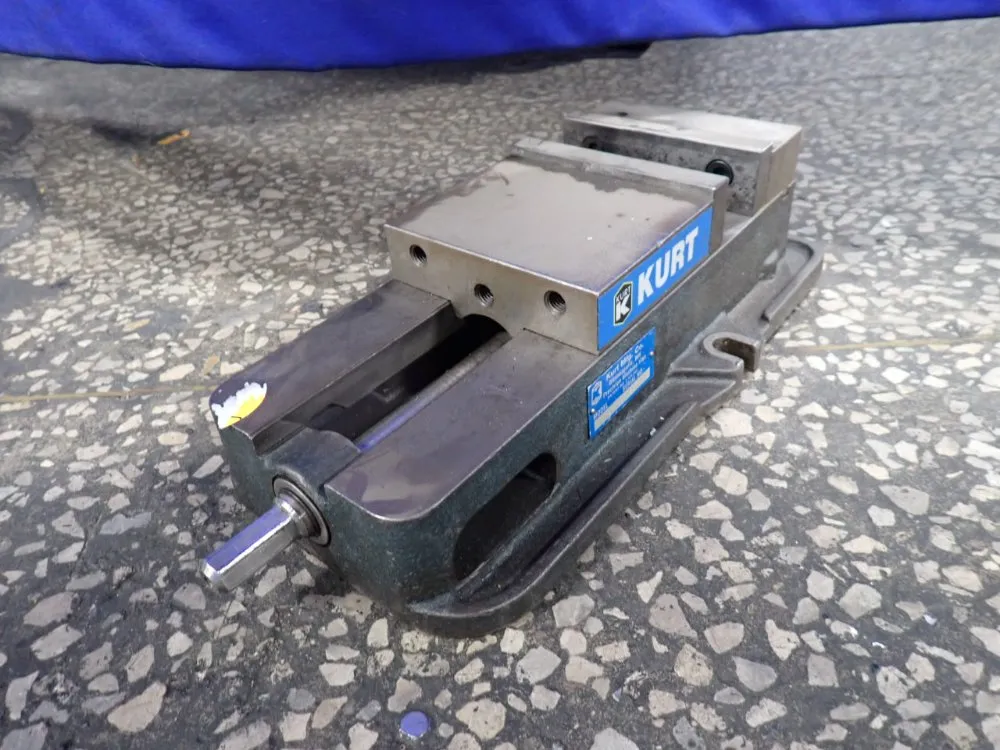 Kurt Manufacturing 6" Vise - D675