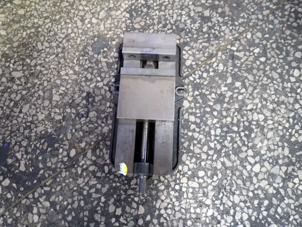 Kurt Manufacturing 6" Vise - D675