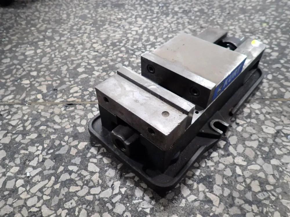 Kurt Manufacturing 6" Vise - D675
