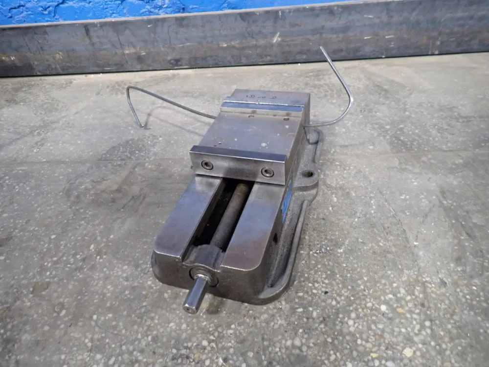 Kurt Manufacturing 6" Vise - D675