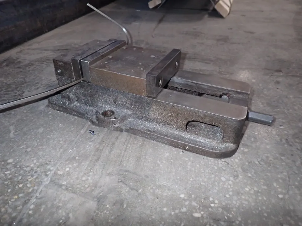 Kurt Manufacturing 6" Vise - D675