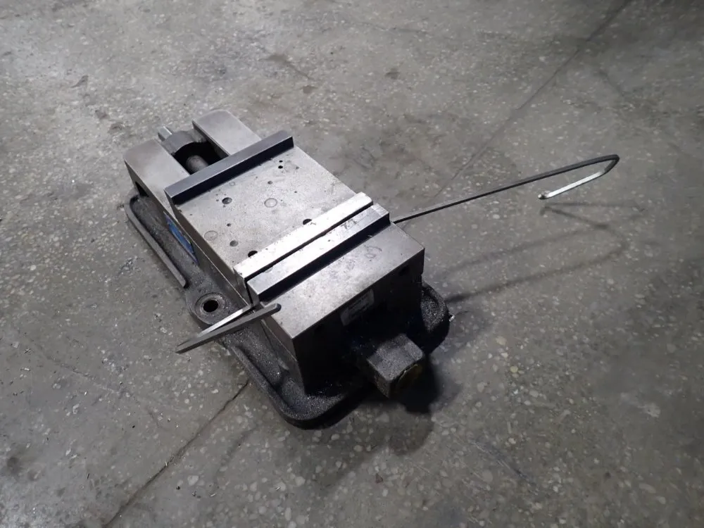 Kurt Manufacturing 6" Vise - D675
