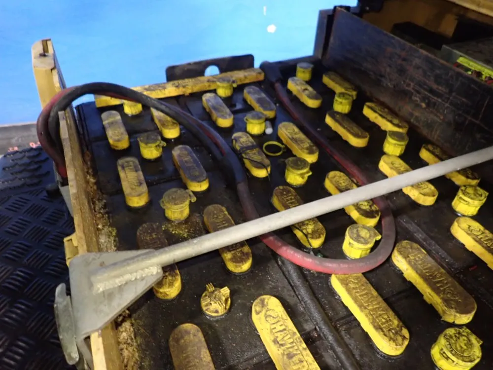 Caterpillar 2750 Lbs Electric Forklift - Ep18kt