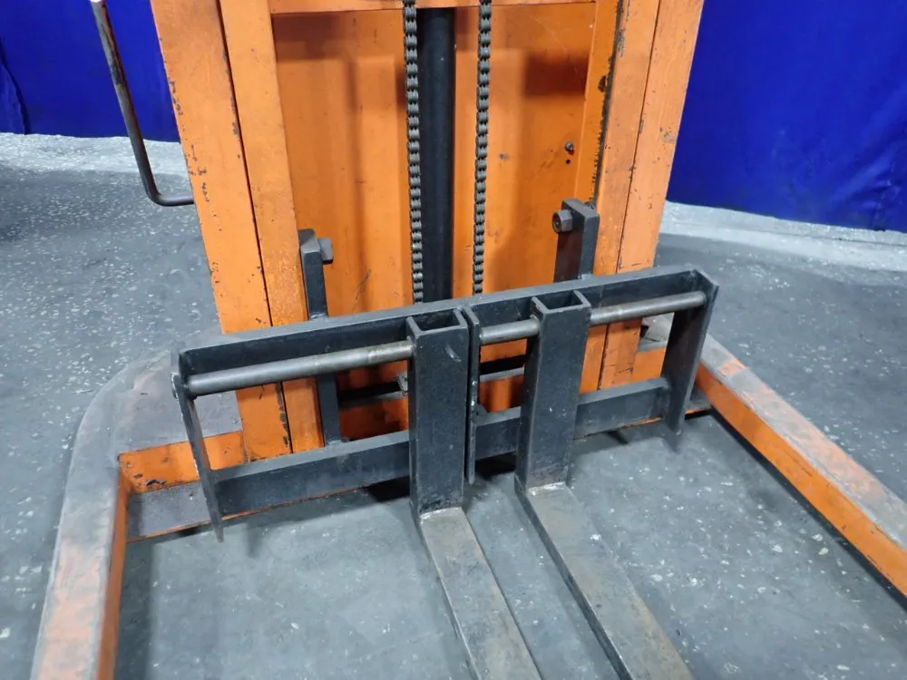 Presto 1000 Lbs Straddle Lift