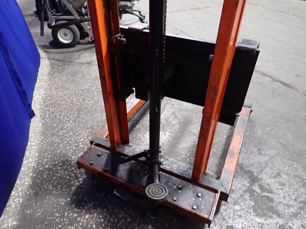 Lee Engineering 1000 Lbs Straddle Lift - M478