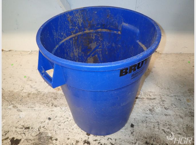 Rubbermaidbrute Rubber Trash Can