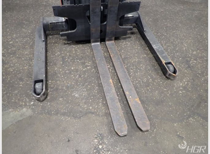 Raymond Electric Straddle Lift
