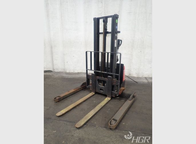 Raymond Electric Straddle Lift