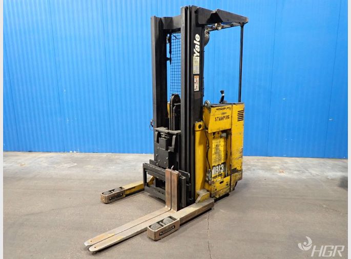 Yale Electric Straddle Lift