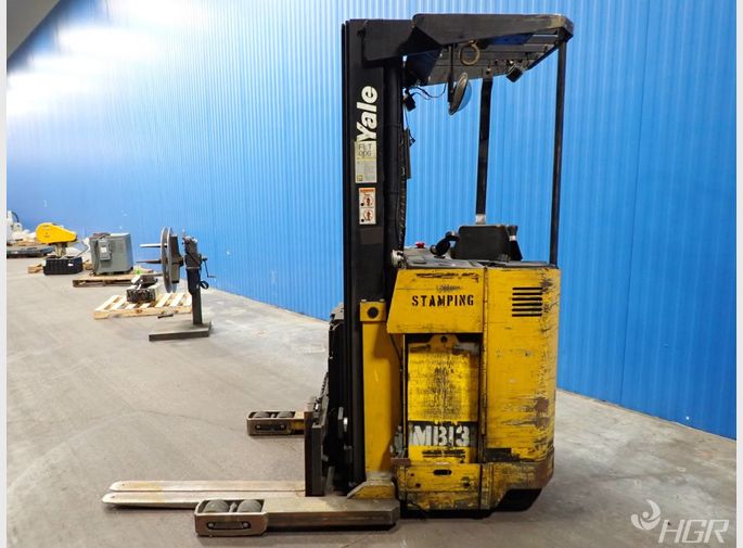 Yale Electric Straddle Lift