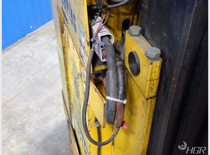 Yale Electric Straddle Lift