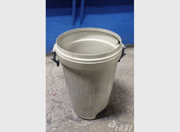 Used Rubbermaid Trash Cans - Welter Storage