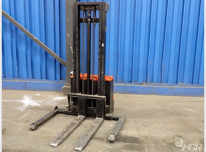 Presto Electric Straddle Lift