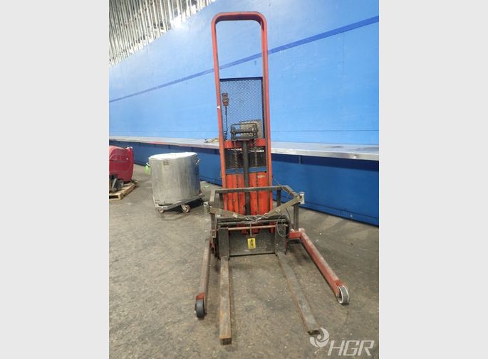 Wesco Electric Straddle Lift