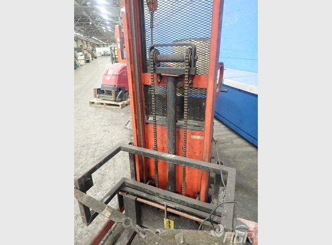 Wesco Electric Straddle Lift