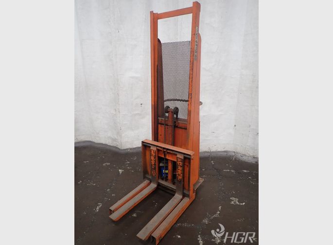 Economy Electric Straddle Lift