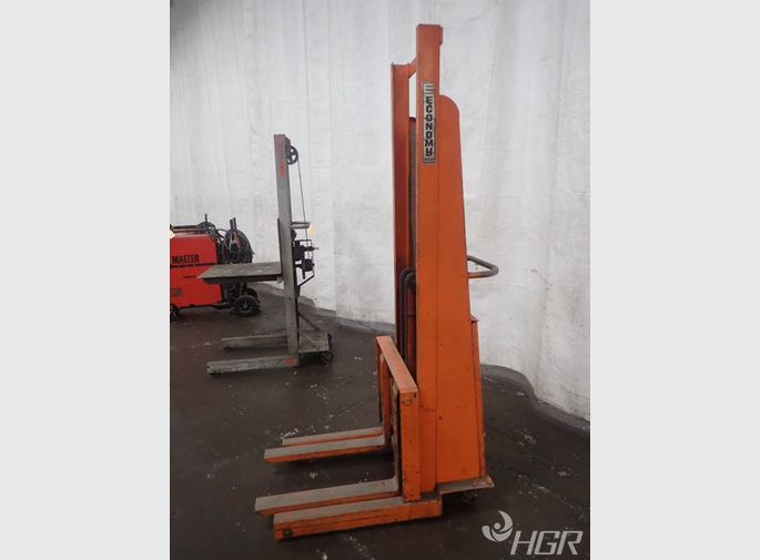Economy Electric Straddle Lift