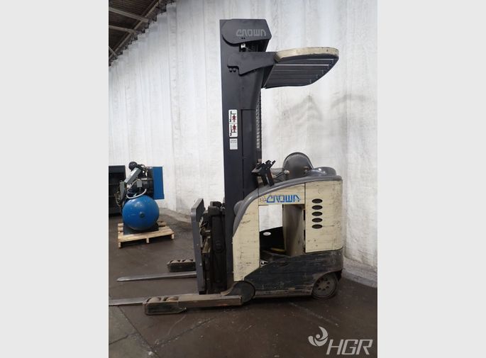 Crown Electric Straddle Lift
