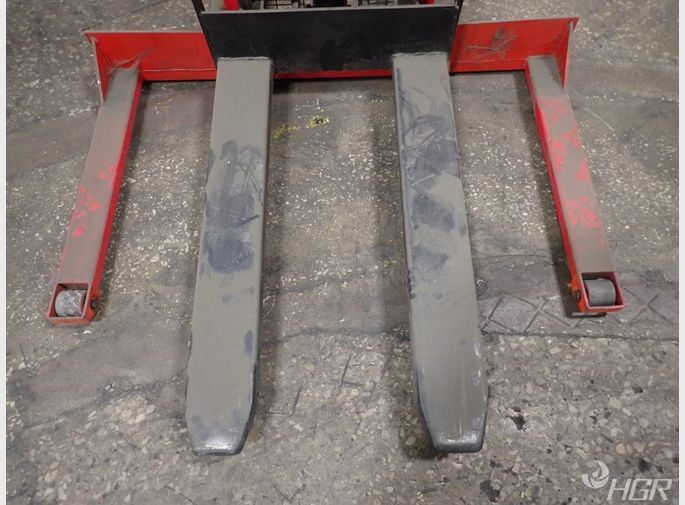 Dayton Hydraulic Straddle Lift