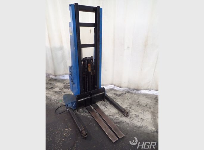 Crown Electric Straddle Lift