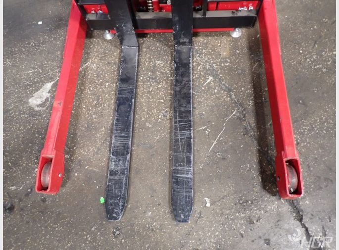 Dayton Hydraulic Straddle Lift
