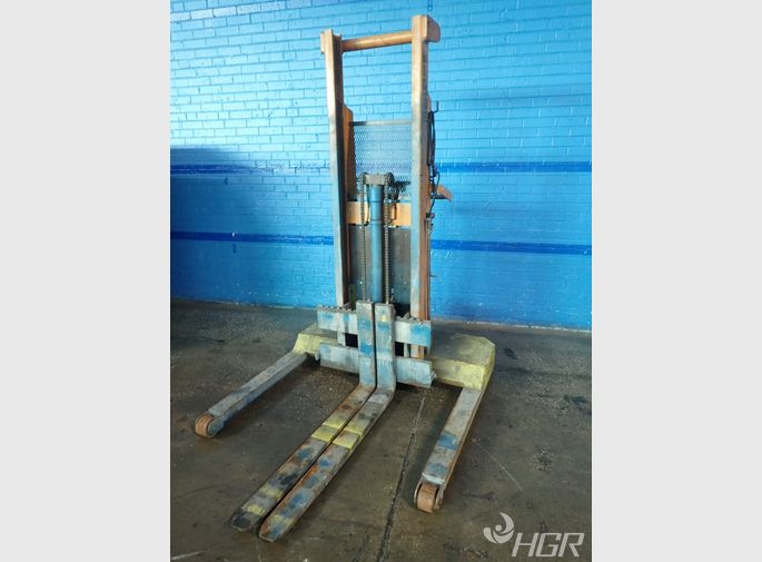 Big Joe Straddle Lift