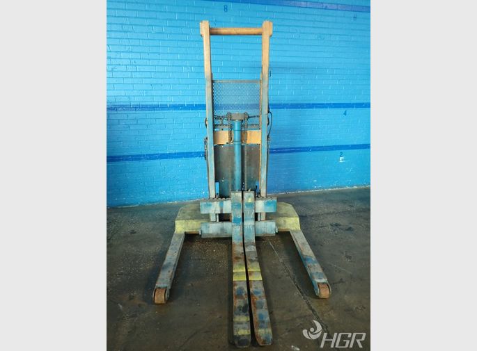 Big Joe Straddle Lift
