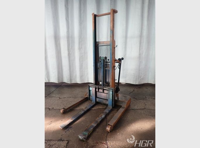 Big Joe Straddle Lift