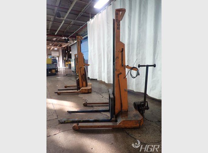 Big Joe Straddle Lift
