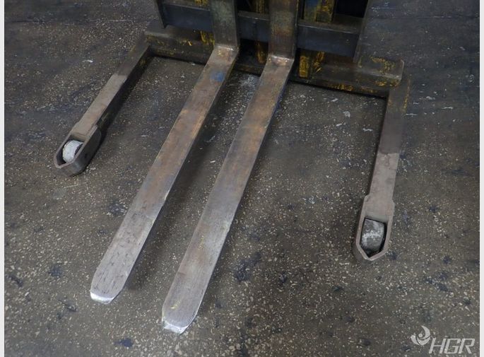 Prime Mover Electric Straddle Lift