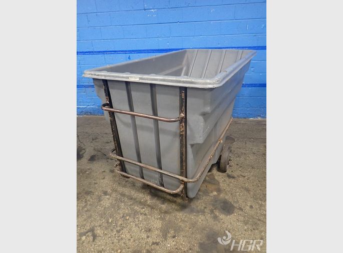 Rubbermaid Trash Bin