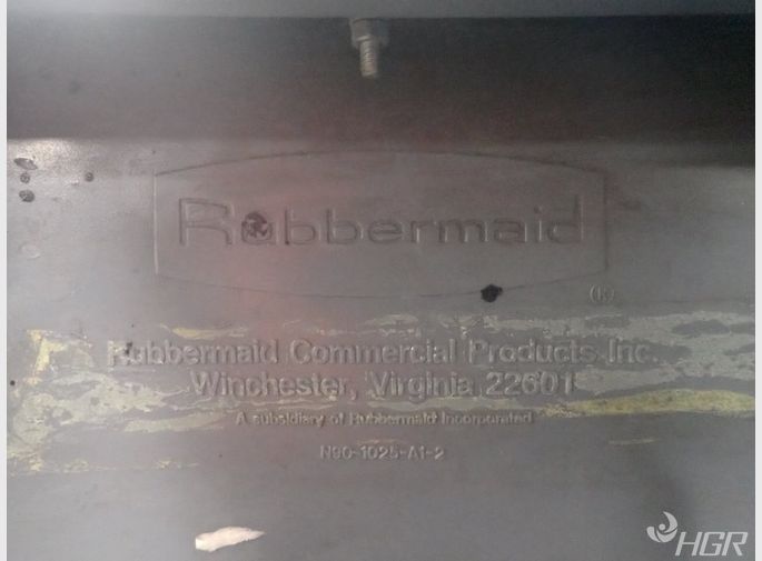Rubbermaid Trash Bin