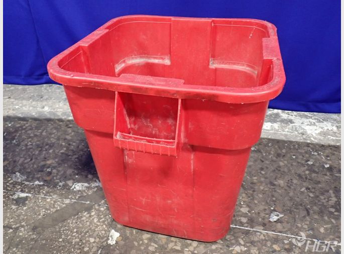 Rubbermaid Trash Bin